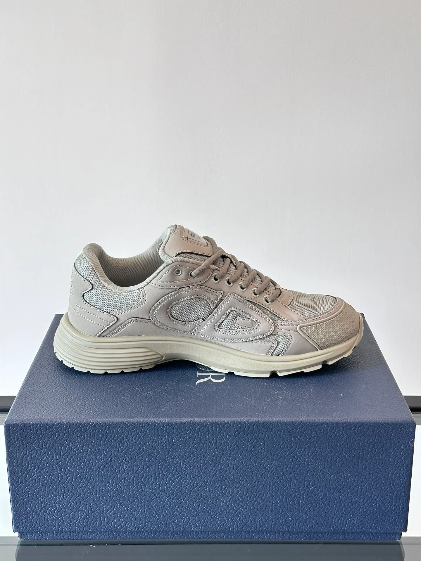 p400《Dio*》Dior B30 series sports shoes, multi-color mesh fabric and multi-color technical fabrics, this season's new B30 low-top sports shoes are one of the flagship styles of the series. Crafted from multicolor mesh and technical fabrics, it's finished with a reflective "CD30" graphic and silver-toned "DIOR B30" and "CD30" logos on the heel and tongue. An extra-light, sculpted rubber sole with signature accents adds style, while internal stretch details create ideal comfort. It can be matched with various casual styles to show a fashionable and modern sports style. Size: 38-44 (45-46 customized)